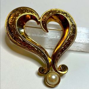 Avon Vintage Large Gold Tone Heart with Pearl Accent Brooch Pin